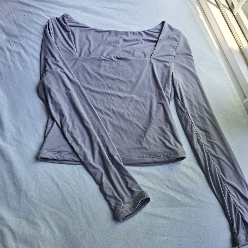 ReoRia Brand NWOT Lavender Cropped Long Sleeve Scoop Neck Stretch Material